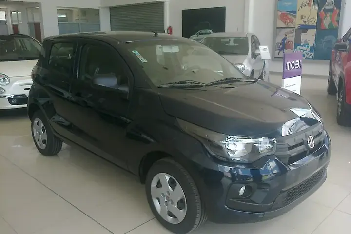 Fiat Mobi preto em uma concessionária